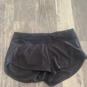 Black speed up 2.5 lululemon shorts